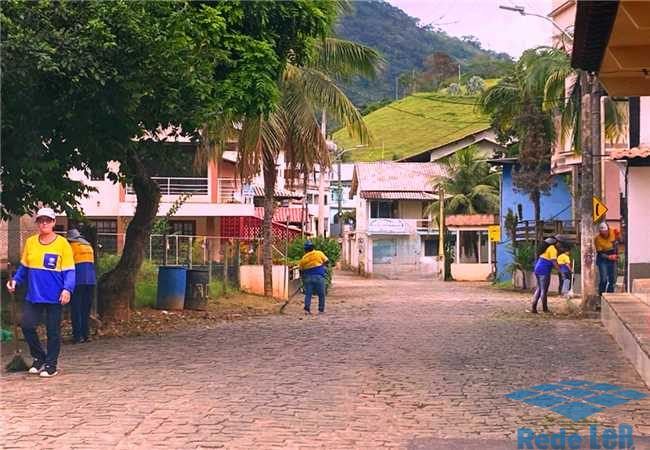 Leia mais sobre o artigo Alfredo Chaves: Comunidade de Cachoeira Alta é atendida com serviços de limpezas das ruas