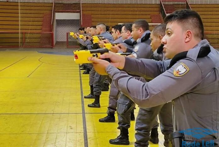 Leia mais sobre o artigo Guarapari: Policiais do 10º Batalhão de Guarapari concluem curso da Taser 7