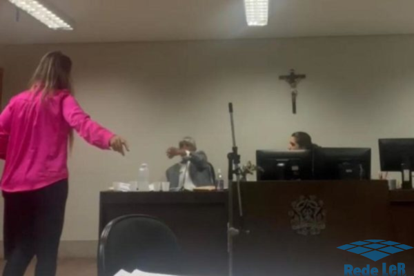 Leia mais sobre o artigo Promotor chama advogada de galinha no tribunal: “Faz striptease”