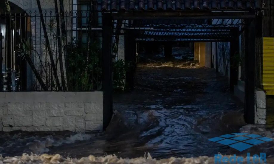 Leia mais sobre o artigo RS: Defesa Civil retira moradores de bairro com risco de deslizamento