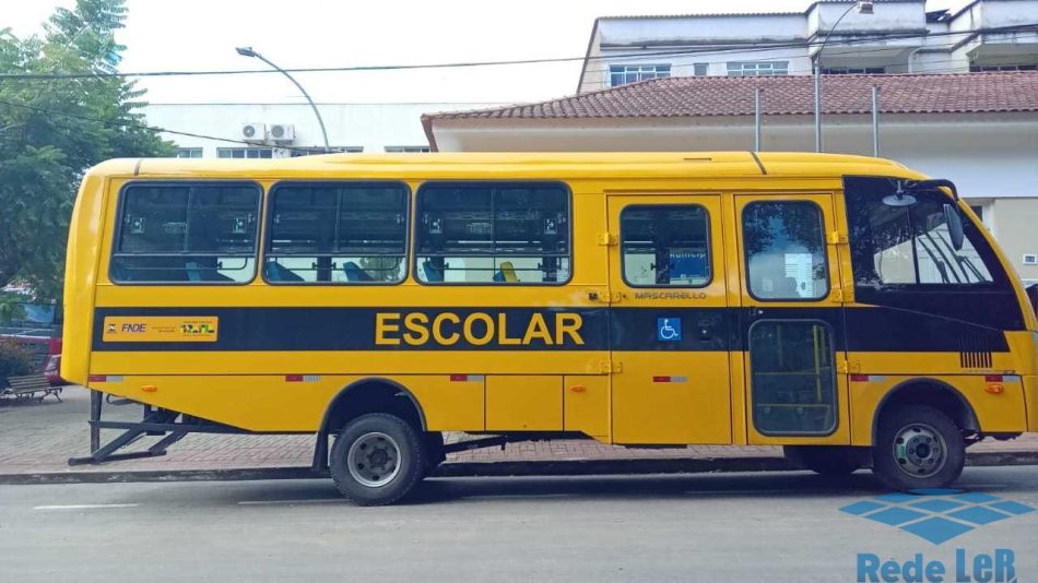 Leia mais sobre o artigo Alfredo Chaves: Prefeitura recebe dois novos ônibus escolares