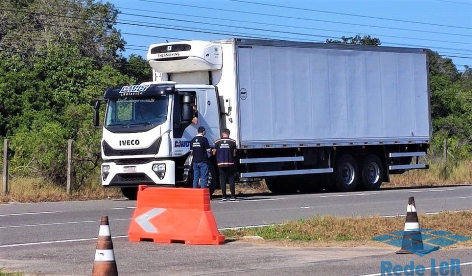 Leia mais sobre o artigo Blitz flagra transporte de mercadorias sem documentos fiscais na Rodovia do Sol