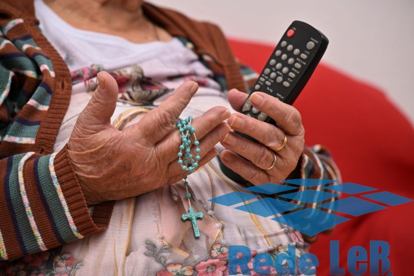 Leia mais sobre o artigo TV e fé: Canais religiosos da parabólica digital são alternativa para idosos praticarem sua crença sem sair de casa
