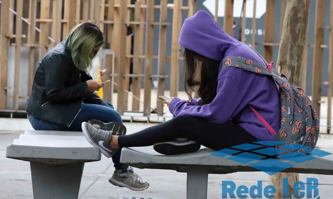 Leia mais sobre o artigo Celular em sala desafia dia a dia de professores, dizem pesquisadores
