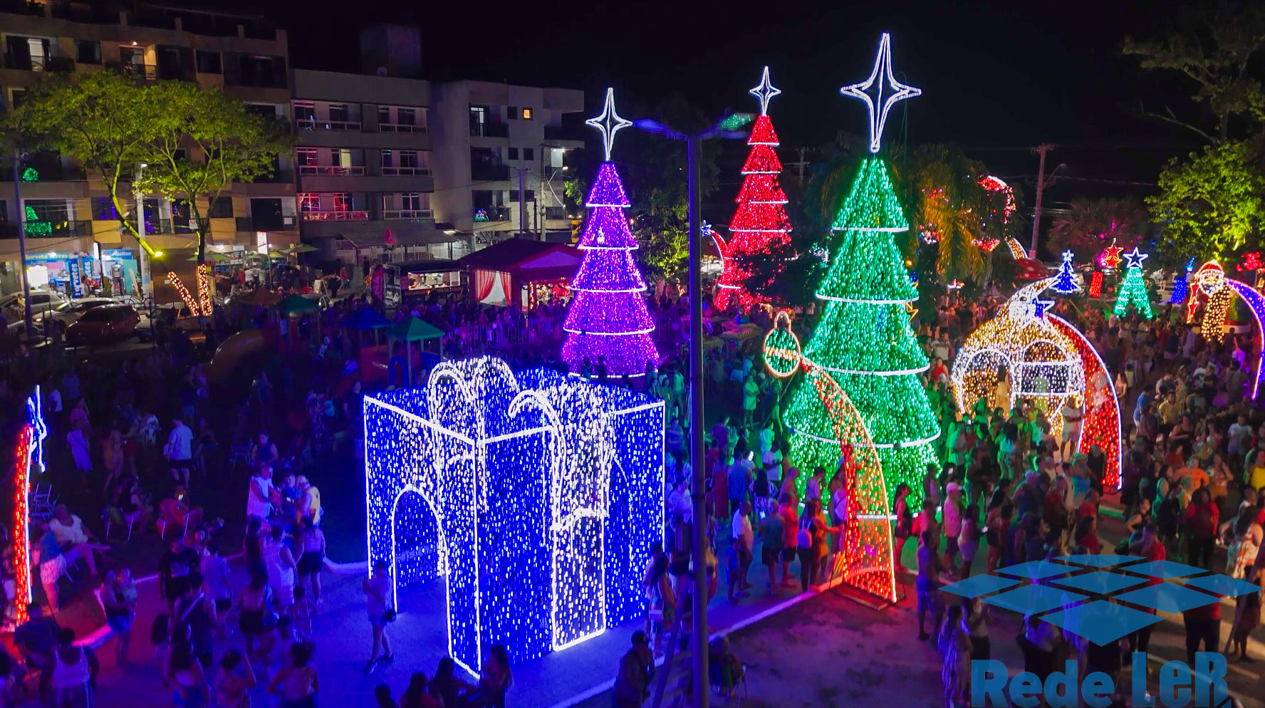 Leia mais sobre o artigo Piúma inaugura decoração de Natal com luzes, música e espírito de esperança