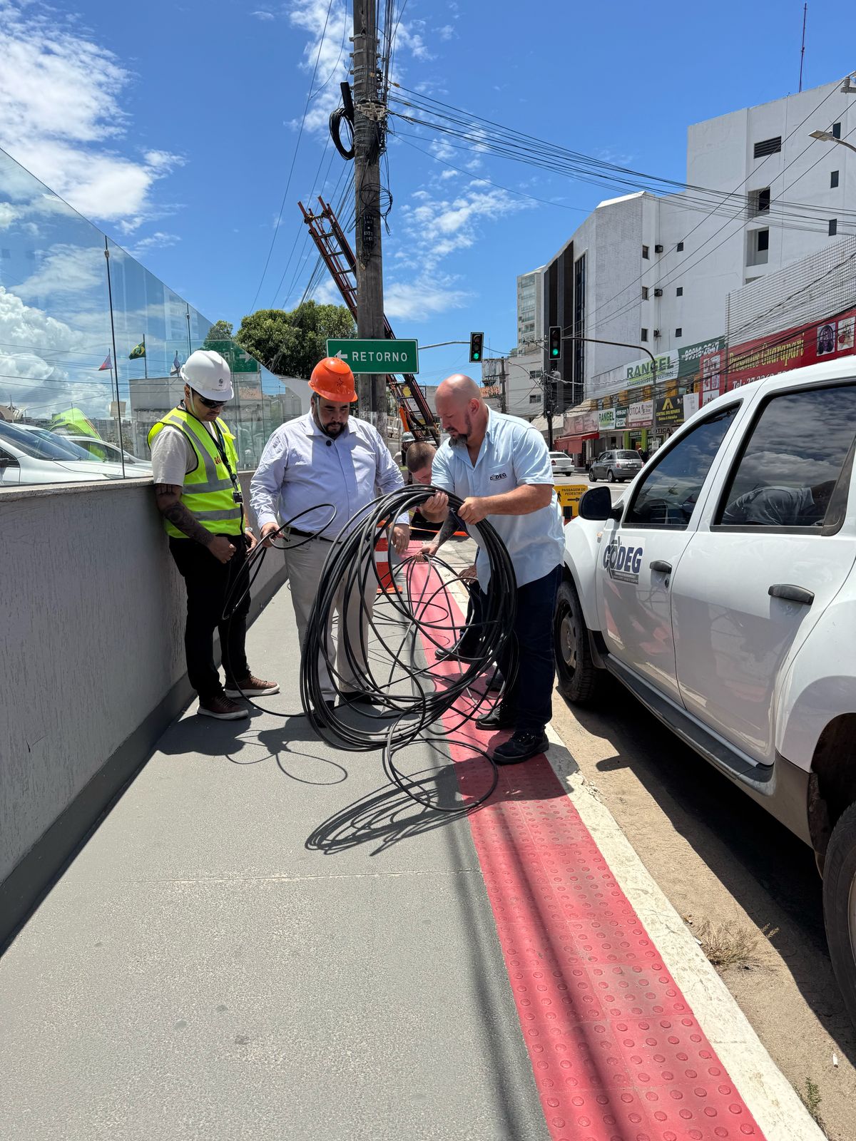Leia mais sobre o artigo Ação conjunta para eliminar fiação solta e melhorar a paisagem urbana em Guarapari
