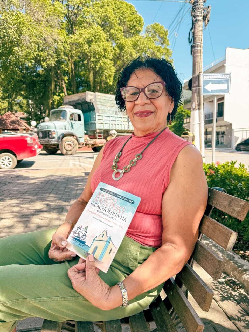 Leia mais sobre o artigo Professora alfredense lança primeiro livro e destaca comunidade onde vive