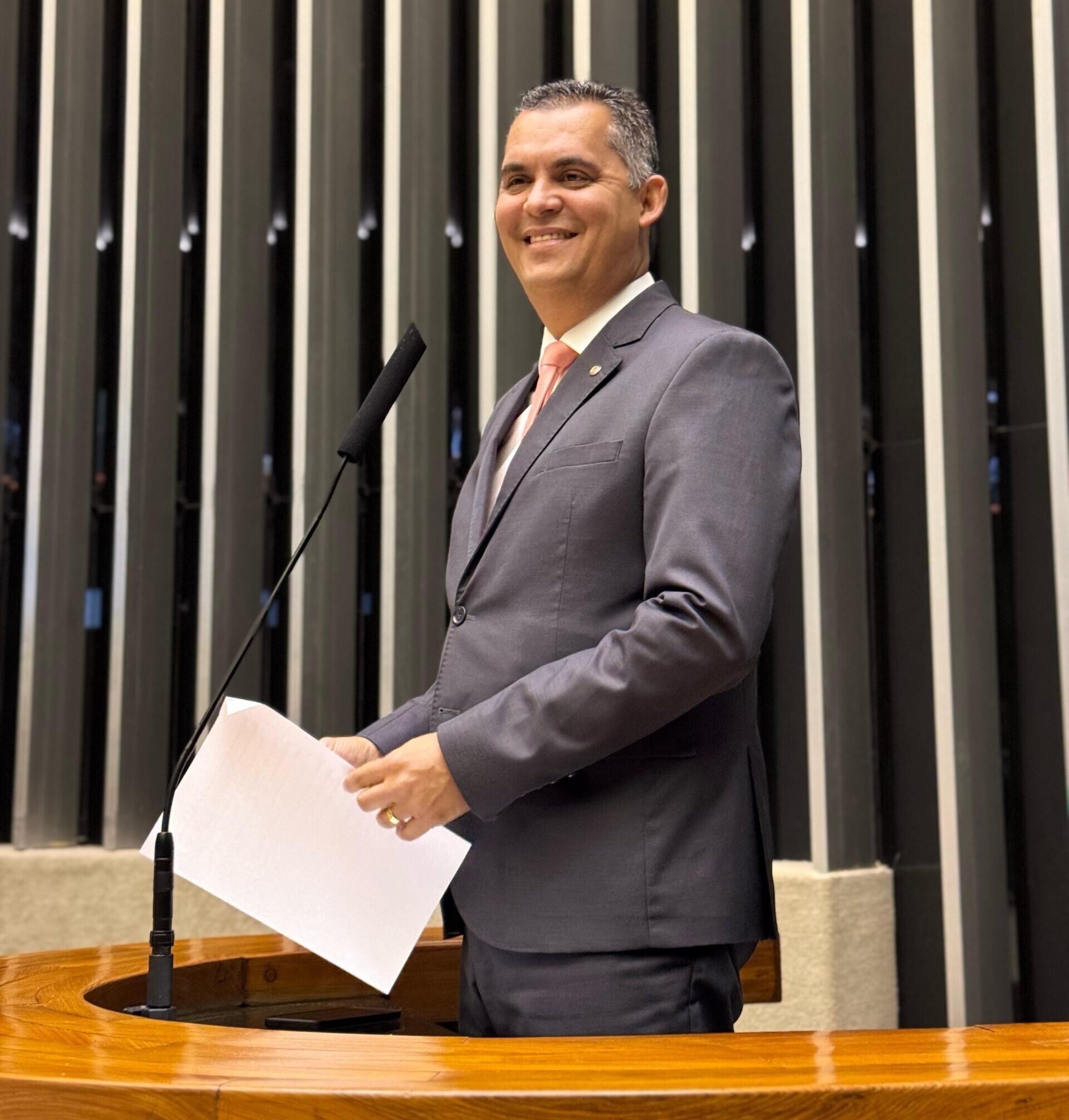Leia mais sobre o artigo Deputado Gilson Daniel propõe projeto para coibir golpes virtuais com linhas telefônicas pré-pagas