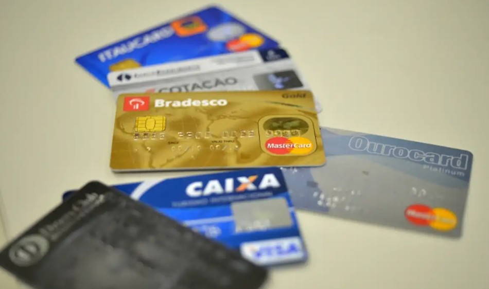 Leia mais sobre o artigo Juros do cartão de crédito rotativo avançam e chegam a 445% ao ano