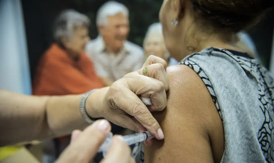 Leia mais sobre o artigo Saúde inicia envio de SMS para pessoas com 60 anos ou mais que ainda não se vacinaram contra a gripe no Estado