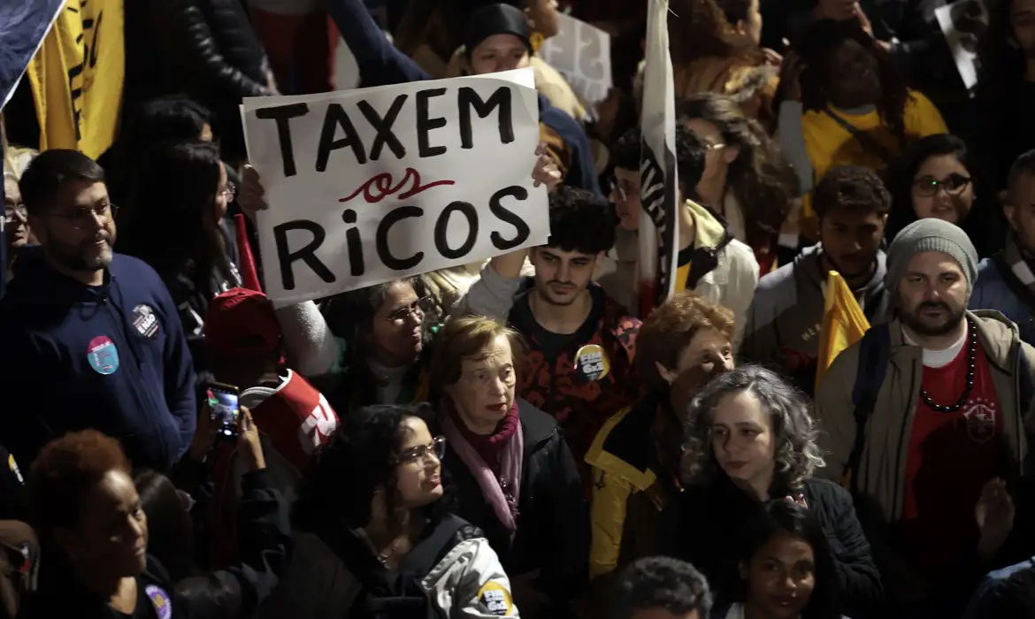 Leia mais sobre o artigo Ato na Avenida Paulista pede taxação de super-ricos e condena tarifaço