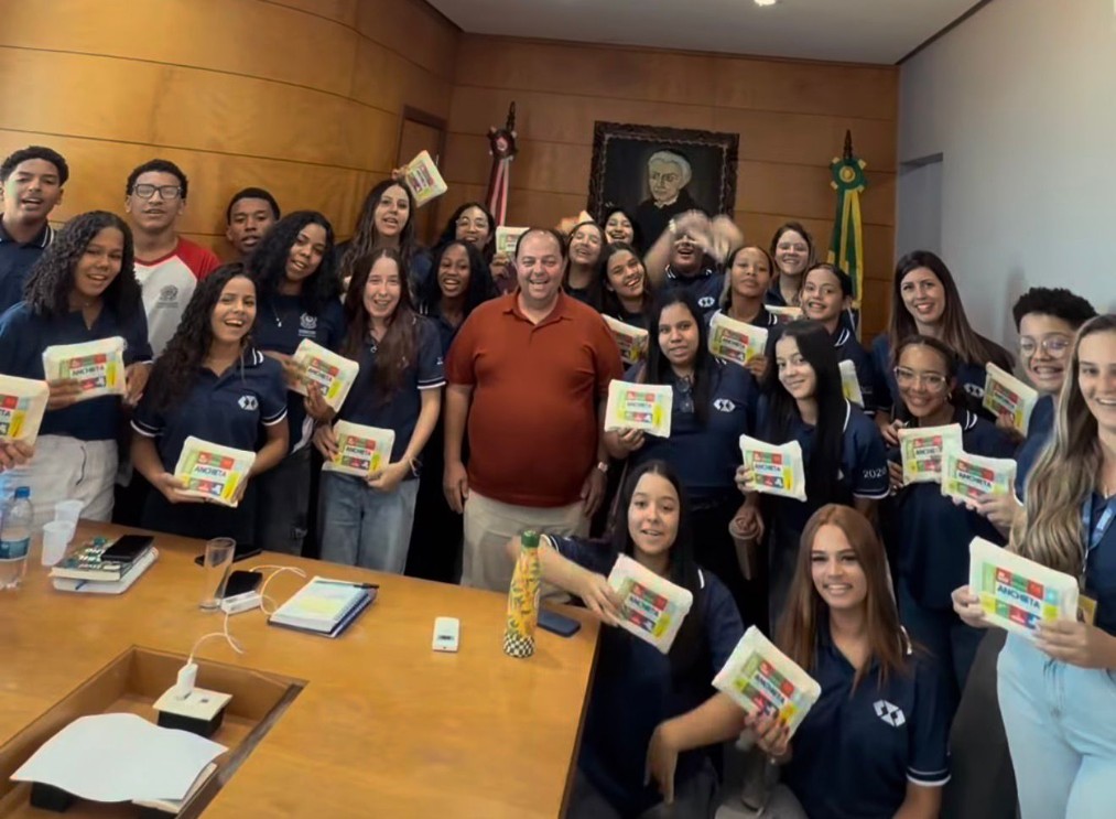Alunos do Coronel Gomes visitam sede da prefeitura