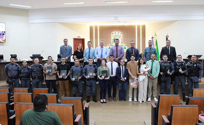 Câmara de Anchieta homenageia policiais militares por salvarem vida de recém-nascido