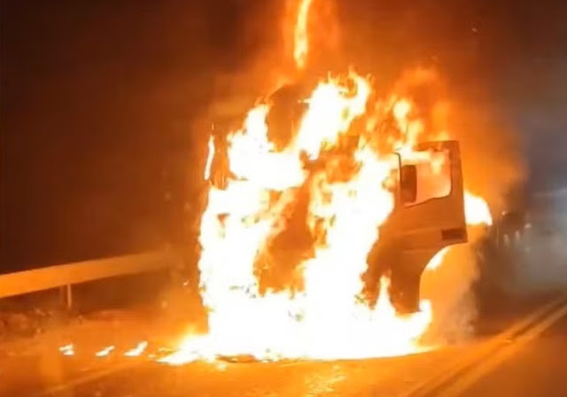 VÍDEO: Carreta pega fogo na BR-101 em Anchieta e trânsito é liberado após horas de interdição